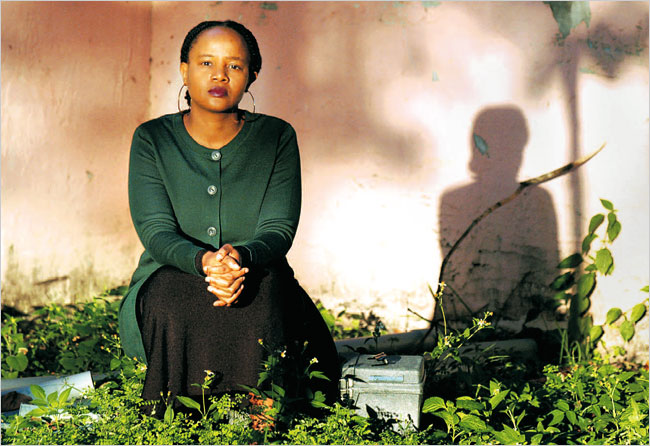 edwidge danticat 9 9 07.jpg (89738 bytes)